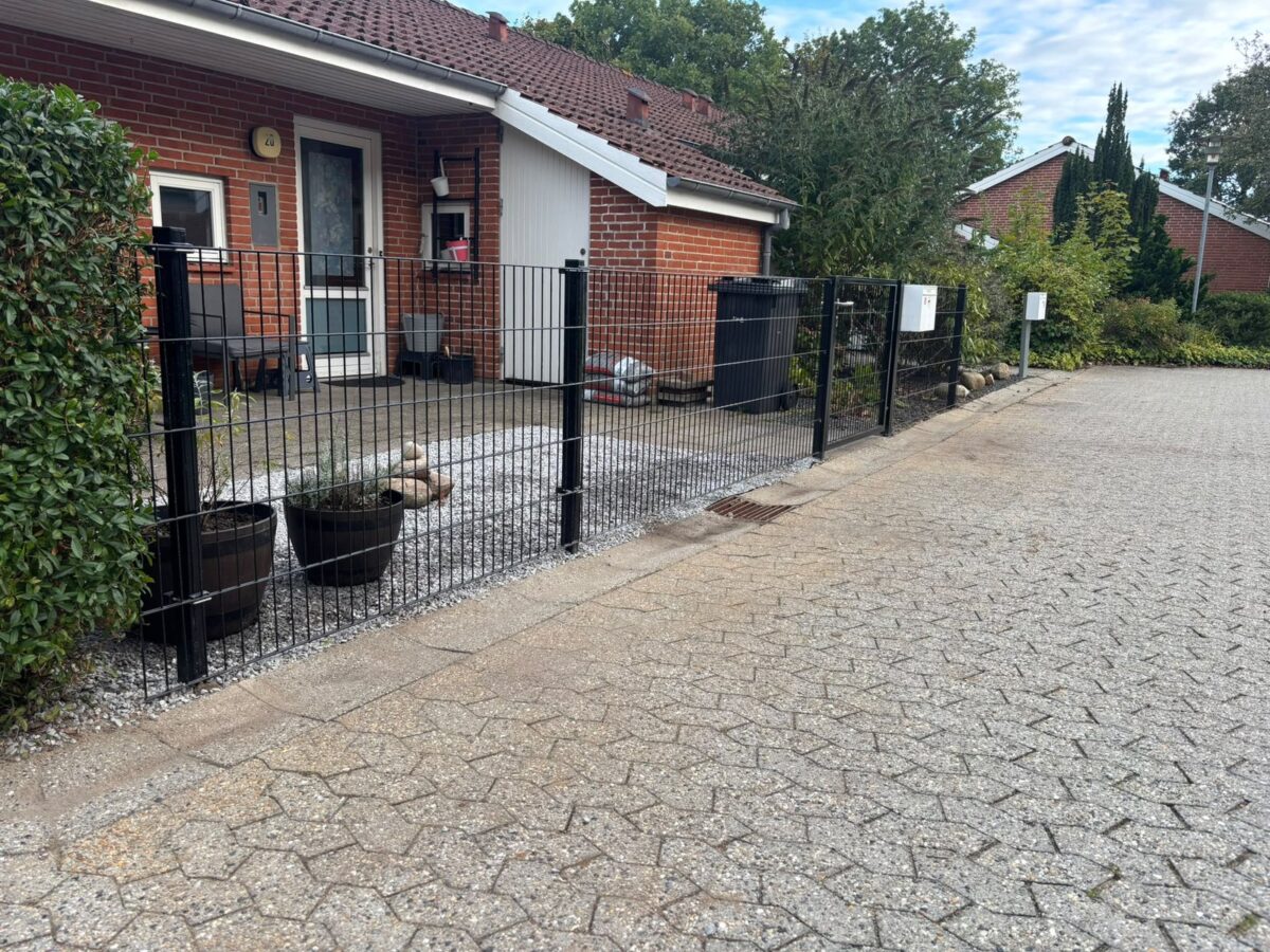 Sort 2D panelhegn med låge foran rækkehus i Vejle