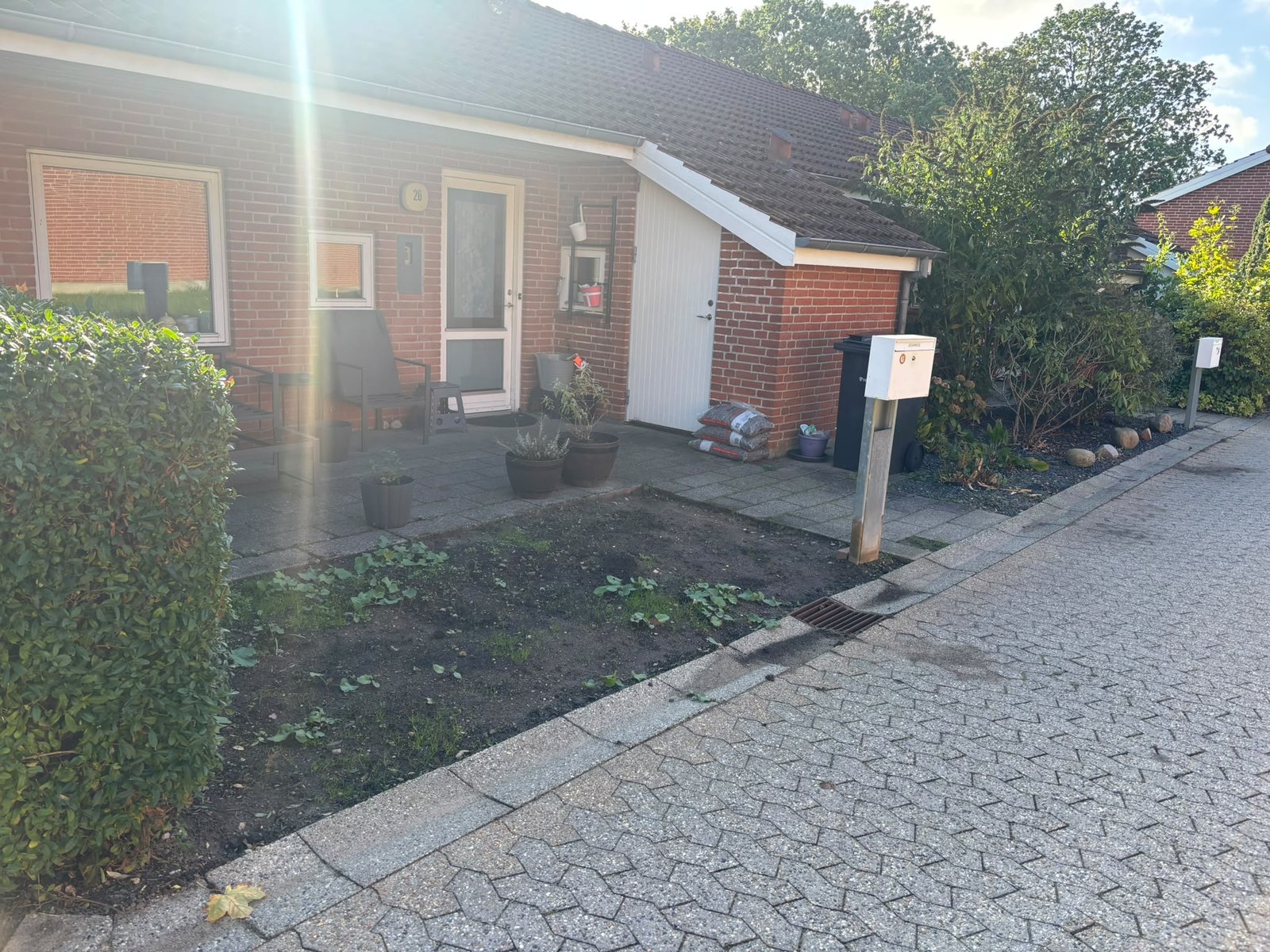 Forarealet ved r&aelig;kkehuset f&oslash;r arbejdet - uden hegn og dekorationsgrus