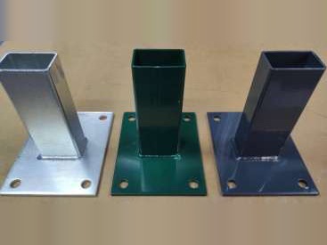 Fodplade 150 × 120 × 5 mm til hegnstolpe 60 × 40 mm - galvaniseret, grøn og antracit
