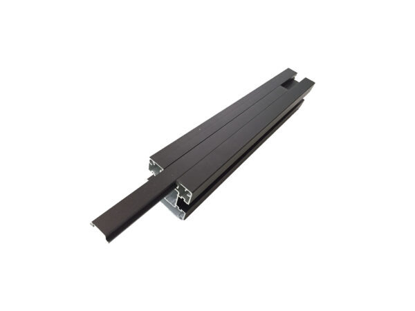 Aluminiumsstolpe 70 × 70 mm med spor på alle fire sider