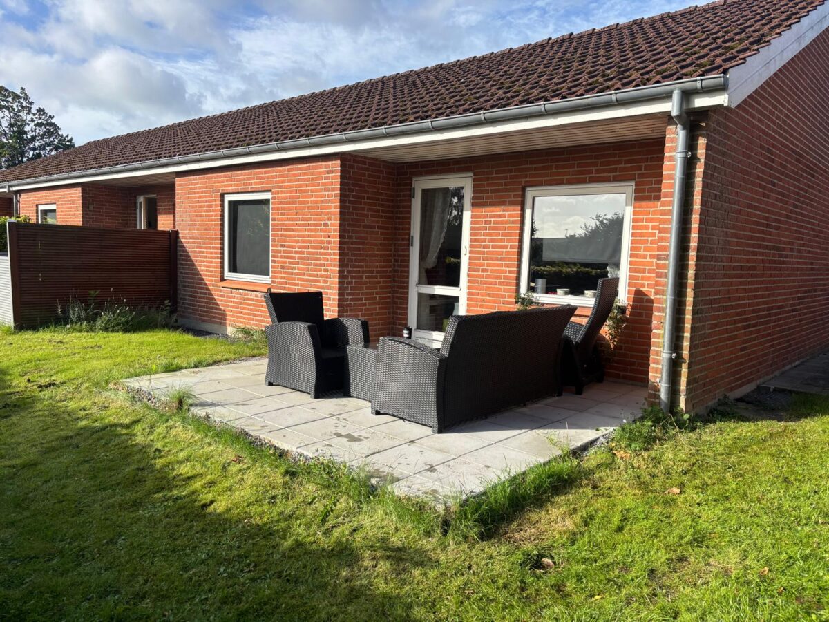 Terrasse uden afskærmning, mens det gamle hegn blev fjernet